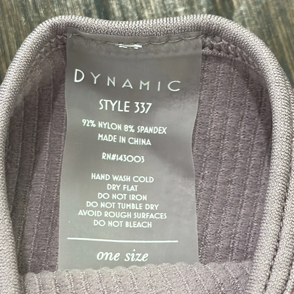 Dynamic Ribbed V-Neck Tank - Picture 3 of 3